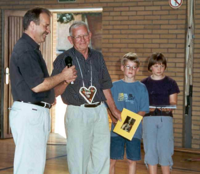 Geschenke werden überreicht, links: Schulleiter Lothar Bode, rechts: Heinz Fürtjes