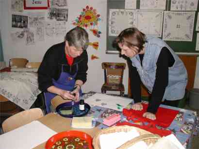 Frau Hasselmann (links) zeigt die Technik des Blaudrucks