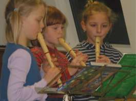 Leonie, Lara und Anika spielen Flöte