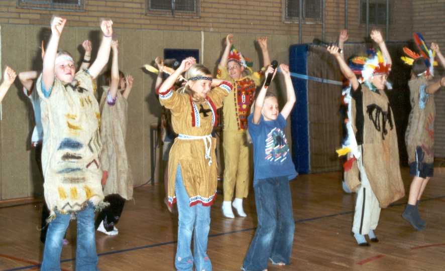 Kinder der Klasse 4a tanzen nach Spirit of the Hawk