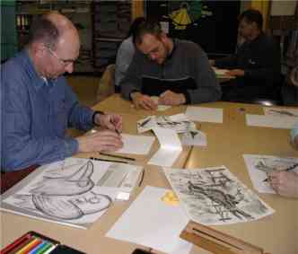 Eltern beim Zeichnen mit Bleistift und Kohle