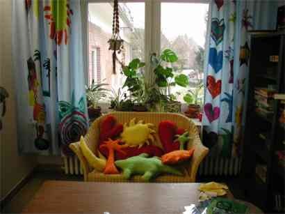 Kuschelecke mit Kissen und GArdinen