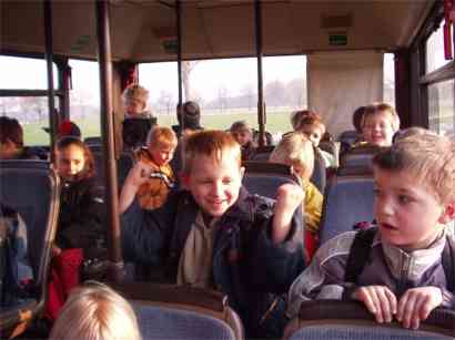 Mit dem Bus geht am Morgen die Fahrt zur Pauensandkuhl im Bnninghardter Wald