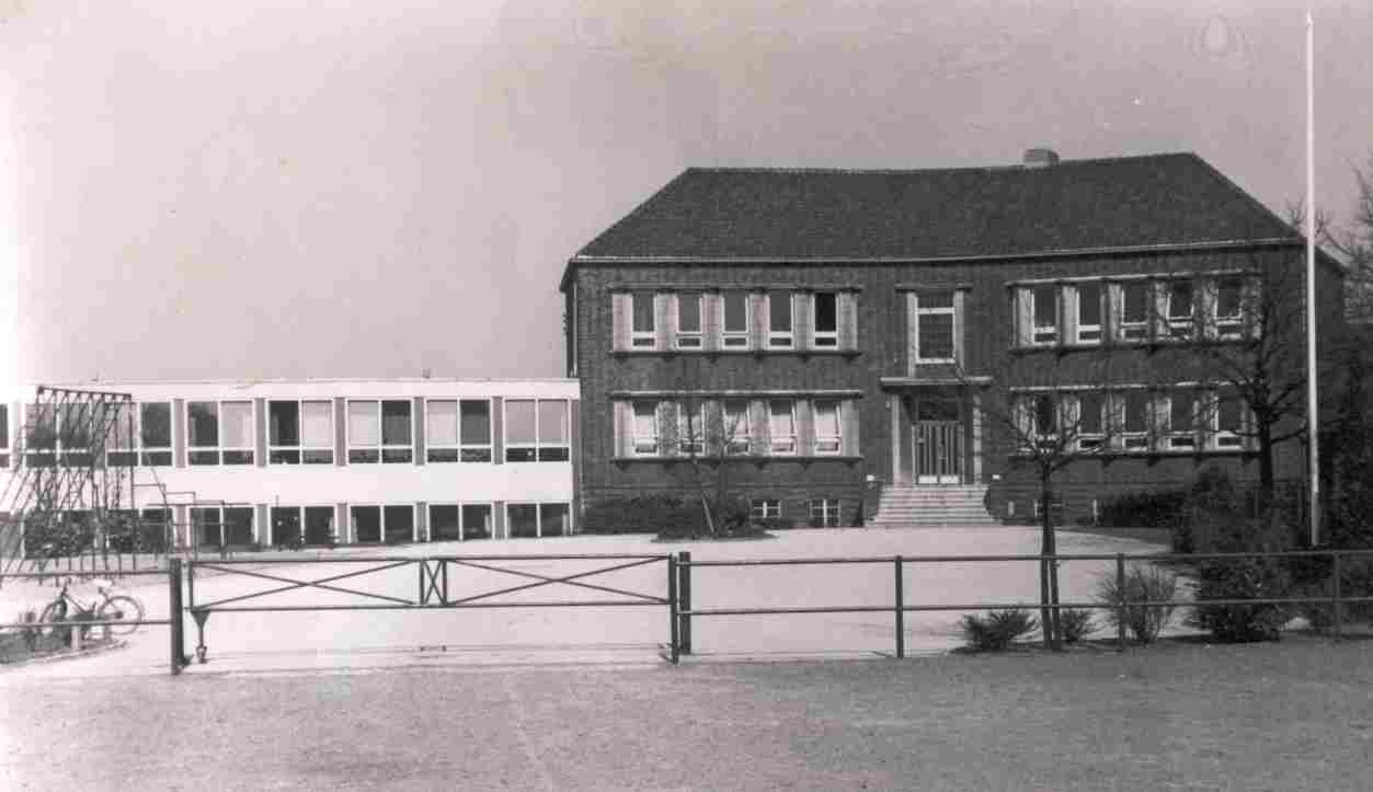 1967 Der Anbau von 4 Klassenräumen steht